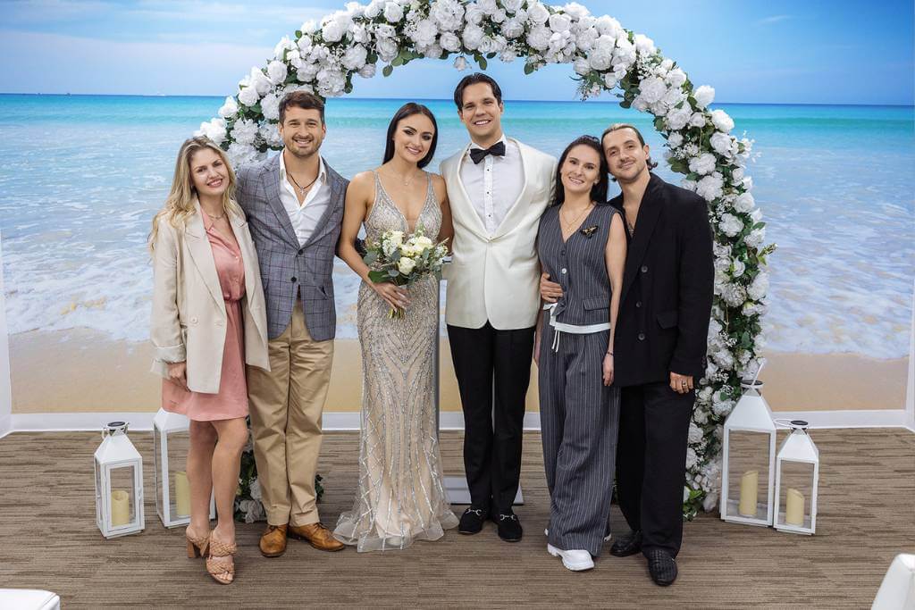© Dolce Vita Makers - https://dolcevitamakers.com/ small beach wedding group