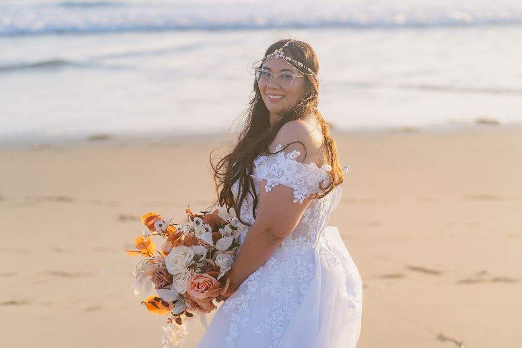© Dolce Vita Makers - https://dolcevitamakers.com/ beach bride with bouquet