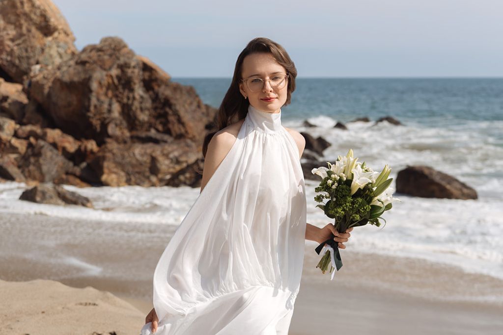 © Dolce Vita Makers - https://dolcevitamakers.com/ bride holding bridal bouquet