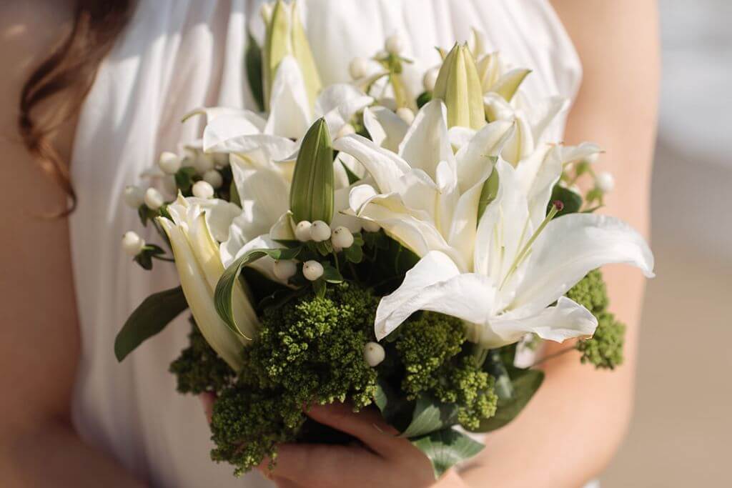 © Dolce Vita Makers - https://dolcevitamakers.com/ white bridal bouquet