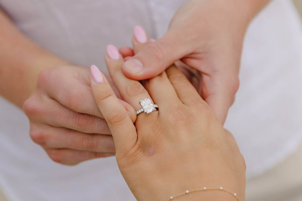 © Dolce Vita Makers - https://dolcevitamakers.com/ close up of wedding ring