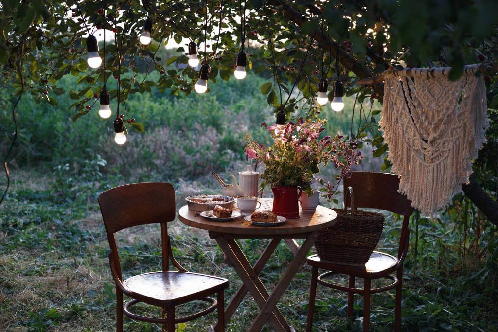 intimate backyard dinner table