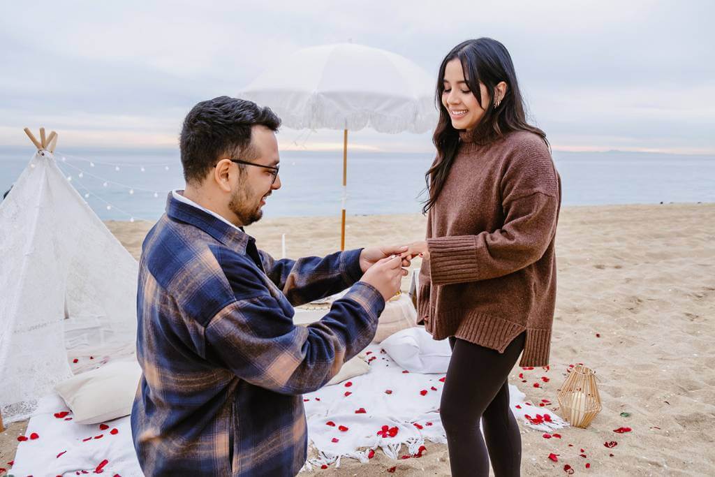 © Dolce Vita Makers - https://dolcevitamakers.com/ man proposing with ring