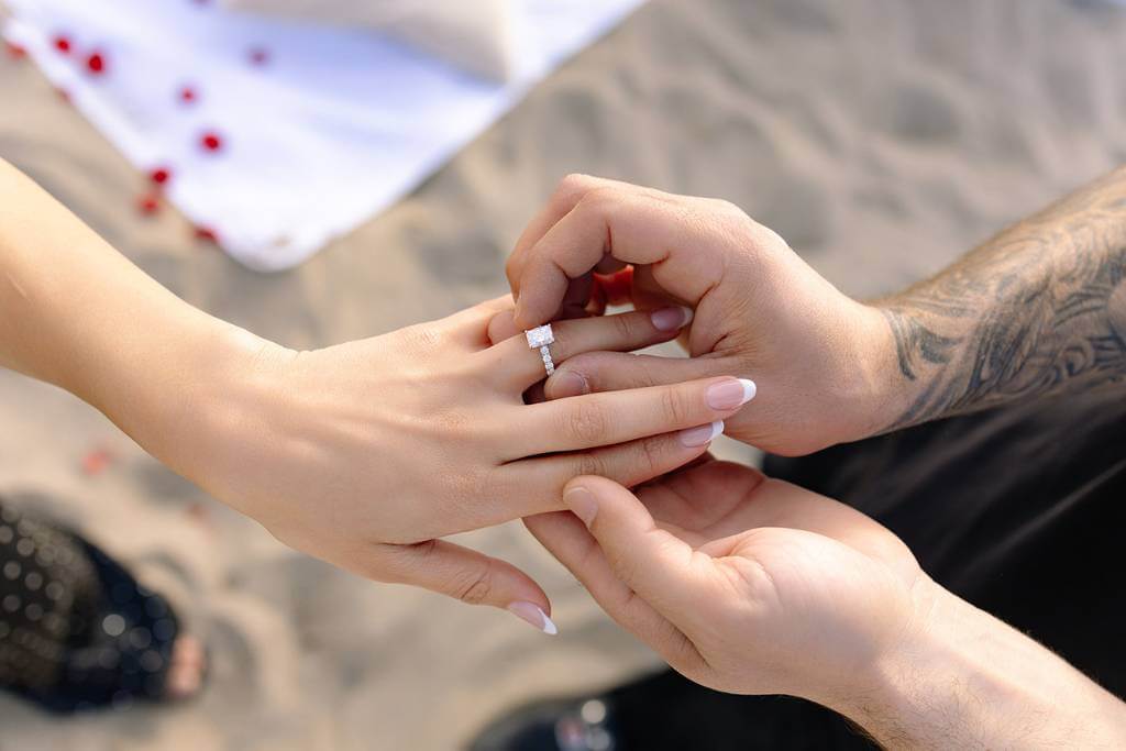 © Dolce Vita Makers - https://dolcevitamakers.com/ placing ring on finger