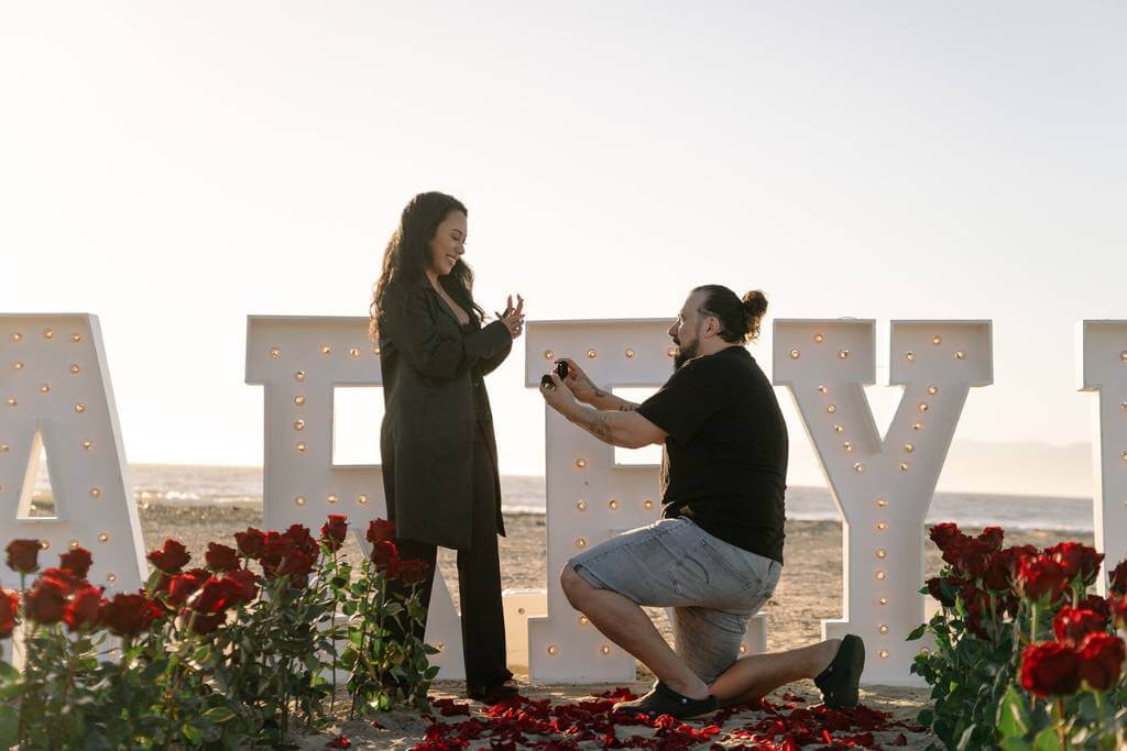 © Dolce Vita Makers - https://dolcevitamakers.com/ proposal with engagement ring