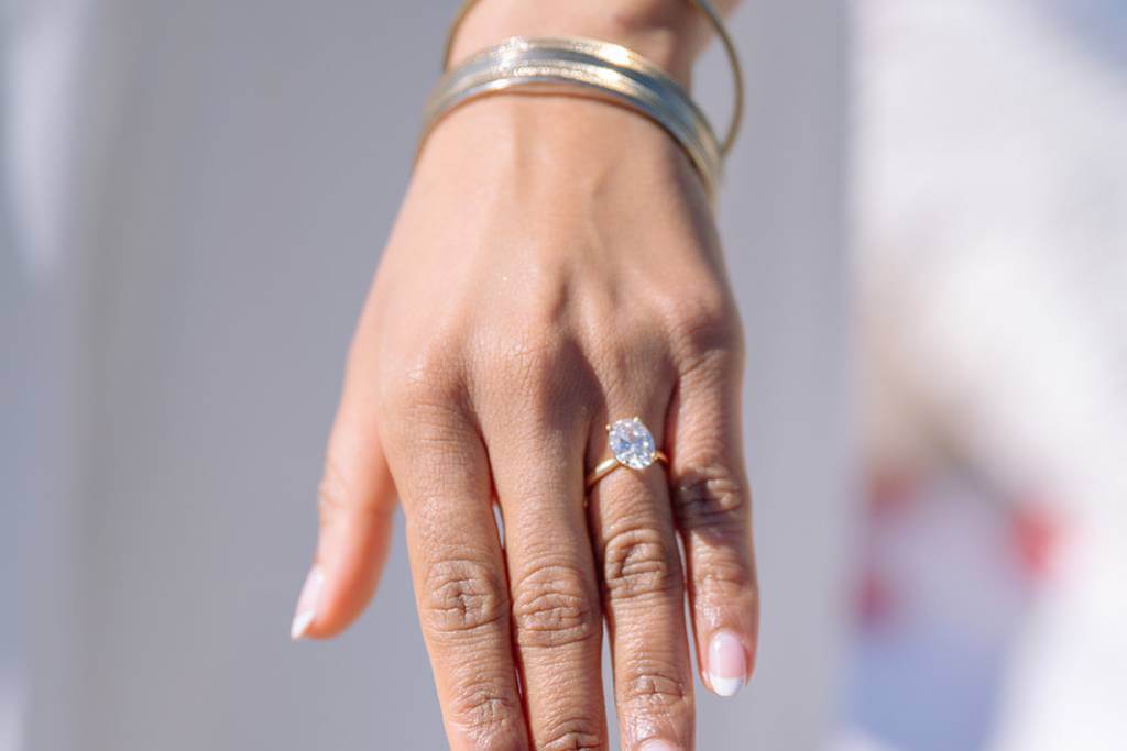 © Dolce Vita Makers - https://dolcevitamakers.com/ wedding ring on left hand