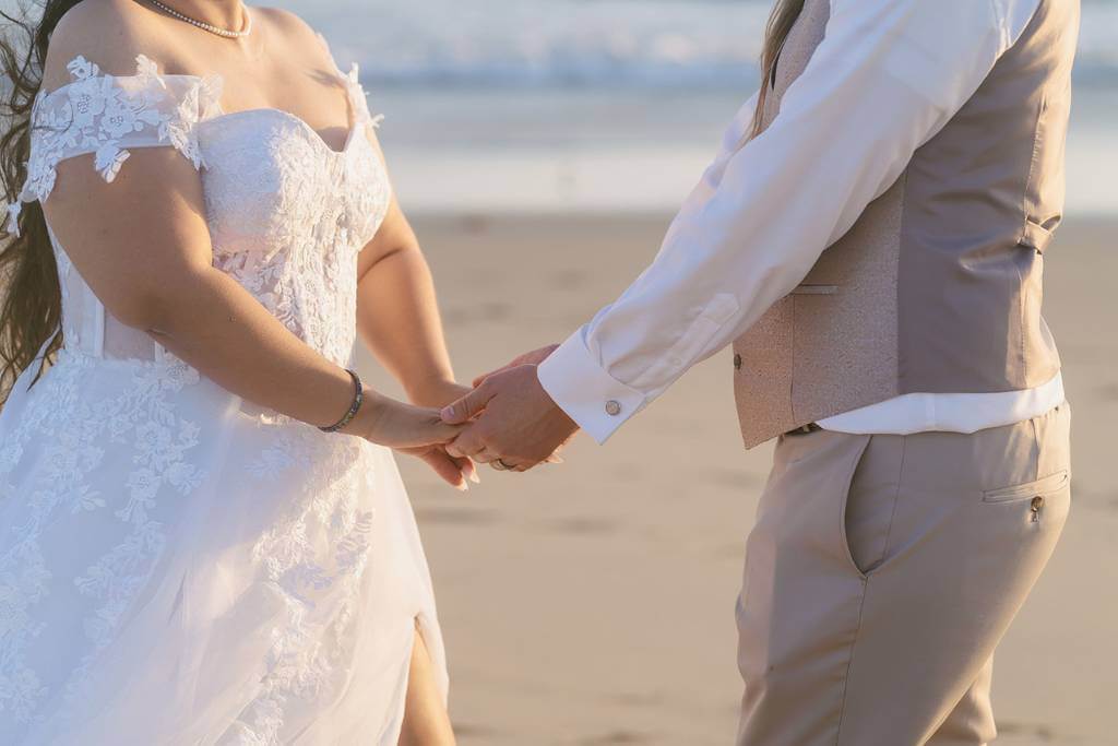 © Dolce Vita Makers - https://dolcevitamakers.com/ wedding couple hands